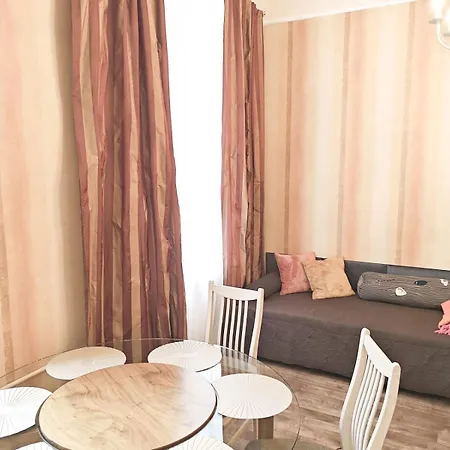 Heart, Split Level, Free Parking And Bag Storage Appartement